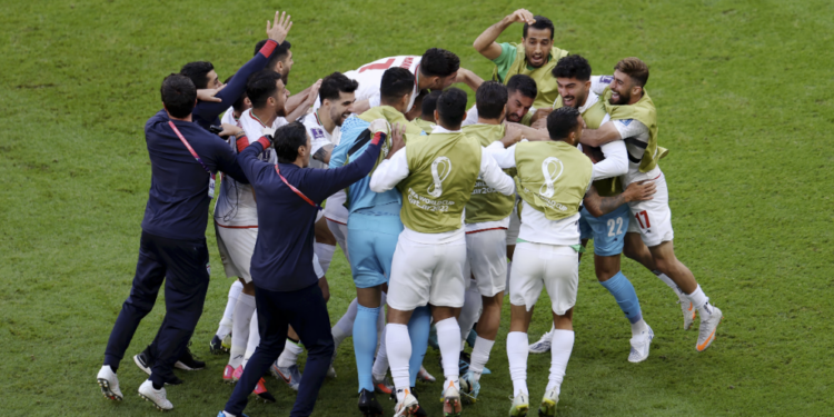 Irã marca duas vezes no fim, bate Gales e leva torcida à loucura