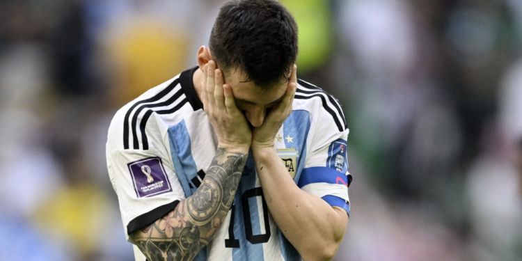 Desolado, Messi deixa o gramado após a derrota para os árabes: argentinos defendiam uma invencibilidade de três anos Foto: Reprodução/Twitter