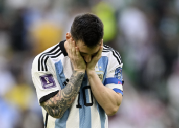 Desolado, Messi deixa o gramado após a derrota para os árabes: argentinos defendiam uma invencibilidade de três anos Foto: Reprodução/Twitter
