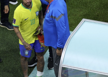 Neymar deixou o jogo com o tornozelo direito bastante inchado: à espera do resultado dos exames Foto: Reprodução/Twitter