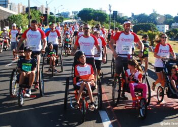 Entre os participantes estarão 80 voluntários da ONG Pernas de Aluguel, que conduzirão 20 PCDs em triciclos - Foto: Divulgação