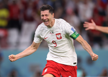 Aos 37 minutos, Lewandowski mostrou oportunismo para roubar a bola na saída de jogo e marcar seu primeiro gol em uma Copa do Mundo - Foto: Reprodução Twitter