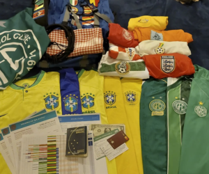 Passaportes, bandeiras e camisas da Seleção Brasileira e do Guarani, seu time do coração: bugrino Theo já está no Oriente Médio para mais uma aventura esportiva e pessoal Foto: Instagram/Reprodução