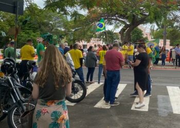 Apoiadores do presidente se concentram em frente ao portão da Escola de Cadetes, em Campinas. Fotos: Divulgação
