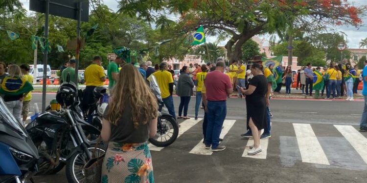 Apoiadores de Bolsonaro fazem “vigília” em frente à Escola de Cadetes
