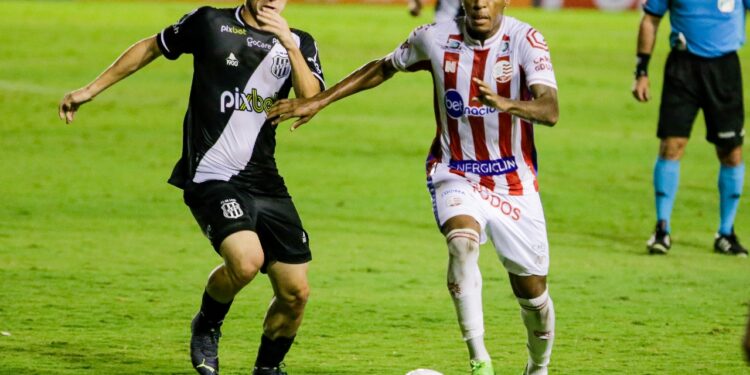 O único gol da partida foi marcado na metade do segundo tempo pelo volante Léo Naldi. Fotos: Rafael Vieira/FPF