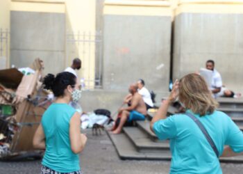 Agentes do SOS Rua (camisetas verdes) fazem trabalho de acolhimento no Centro de Campinas: ação social e humanitária Foto: Divulgação