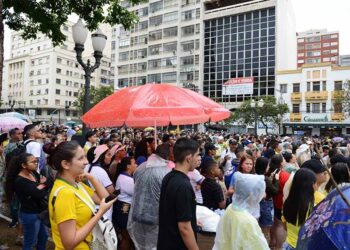 Mesmo com chuva, torcedores se reuniram no Centro de Campinas nesta segunda-feira (28). Fotos: PMC/Divulgação