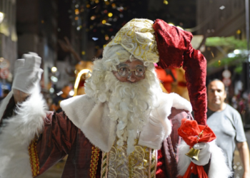 Papai Noel chegou de trenó e recebeu a chave da cidade das mãos do prefeito Dário Saadi, oficializando a abertura da festa natalina - Fotos: Eduardo Lopes/PMC/Divulgação