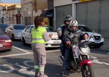 Educadores levam orientações de segurança a motociclistas em Campinas