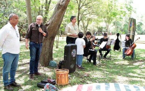 Prefeito e o Quarteto de Cordas do Conservatório Carlos Gomes: celebração da biodiversidade Foto: Manoel de Brito/Divulgação