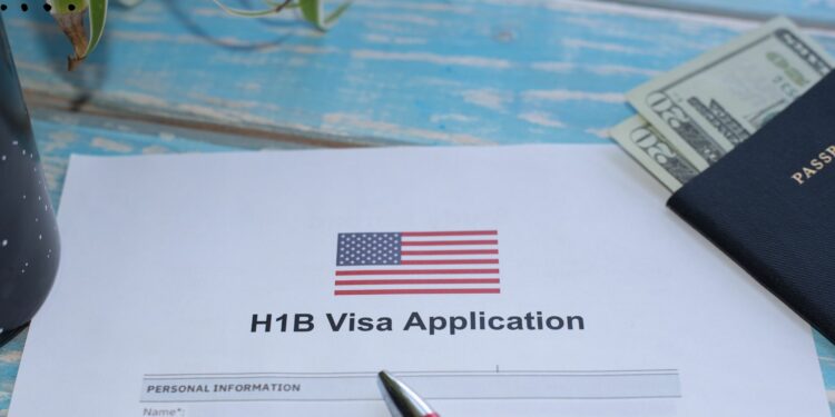 Preparação para visto H-1B deve começar ainda em 2022