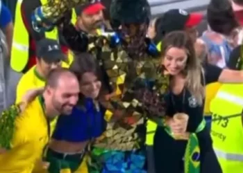 Eduardo Bolsonaro ao lado da mulher, no Catar, fazendo festa junto com a torcida. Foto: Reprodução