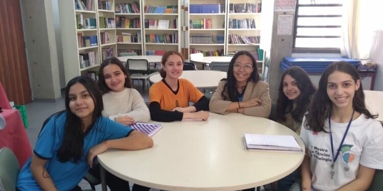 Estudantes de Sumaré embarcam para final de feira científica em SC