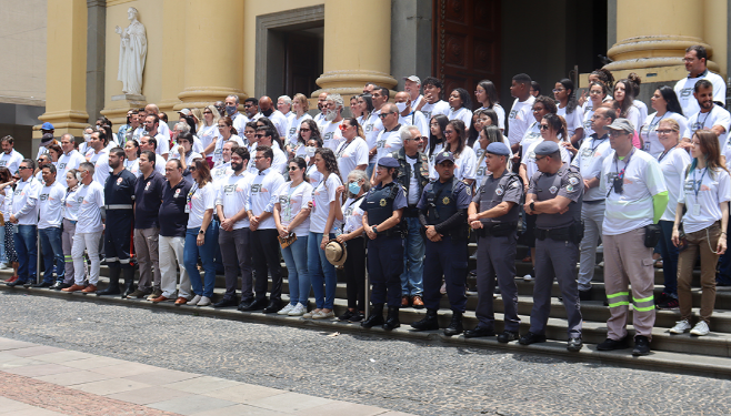Evento contou com ato simbólico em homenagem às vítimas de trânsito, nesta quarta, nas escadarias da Catedral - Foto: Divulgação PMC