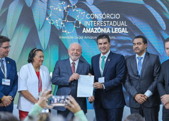 Nesta quarta-feira (16), na COP27, Lula recebeu uma carta de compromissos comuns do consórcio de governadores dos nove estados da Amazônia Legal  -Foto: Ricardo Stuckert/Divulgação