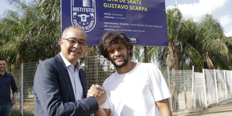 Gustavo Scarpa e prefeito de Hortolândia oficializam início das obras de pista de skate