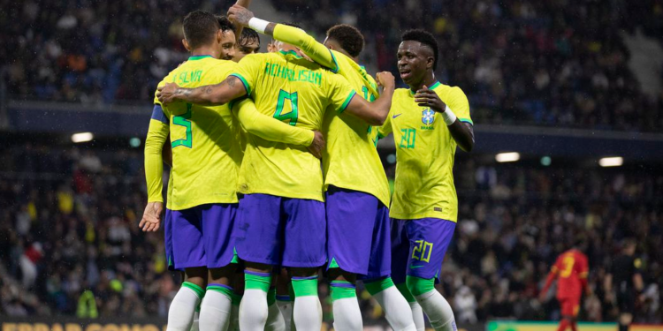 Líder do Grupo G, com três pontos, o Brasil busca a classificação antecipada às oitavas de final do Mundial - Foto: Lucas Figueiredo/CBF