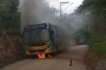 Ônibus pegou fogo na Alameda das Mangueiras, no bairro Parque Valinhos Foto: Reprodução