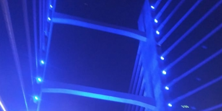 Ponte da Esperança se ilumina de azul para motivar homens a cuidar da saúde - Foto: Divulgação/Prefeitura de Hortolândia