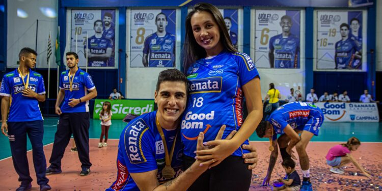 O oposto Felipe Roque e a esposa Pietra: bebê Leonardo está para chegar neste final de semana Foto: Pedro Teixeira/Vôlei Renata