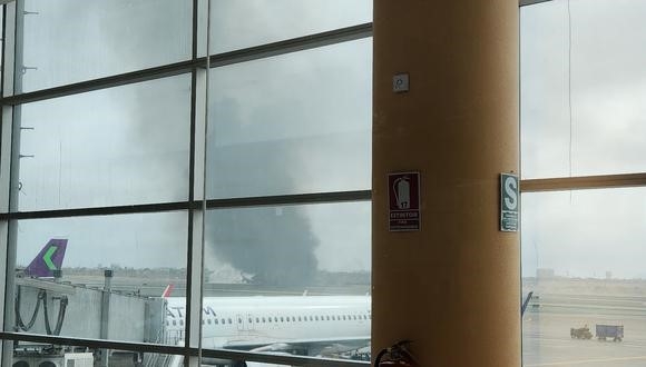 Avião da Latam se choca em solo com caminhão e pega fogo