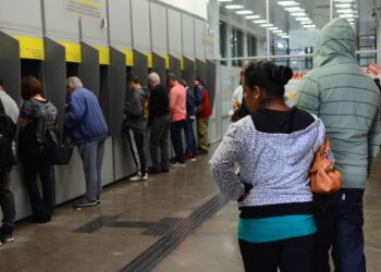 Greve dos aeronautas afeta um voo em Viracopos e segue nesta terça
