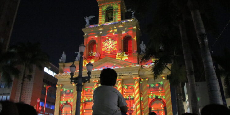 A projeção de temas natalinos na Catedral de Campinas fecha o evento. Foto: Eduardo Lopes/PMC