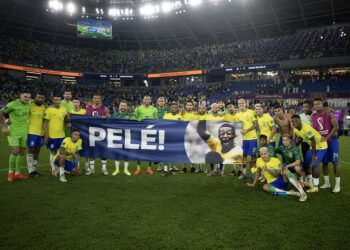 Após a partida, time do Brasil exibiu a faixa para homenagear Pelé. Foto: Lucas Figueiredo/CBF