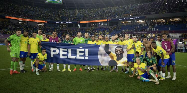Após a partida, time do Brasil exibiu a faixa para homenagear Pelé. Foto: Lucas Figueiredo/CBF
