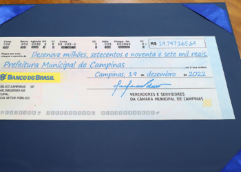 Cheque simbólico que foi entregue nesta segunda-feira pelos vereadores ao prefeito Dário Saadi - Foto: Fernanda Sunega/Divulgação PMC