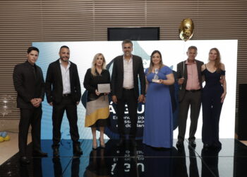Prefeito Gustavo Reis, secretária Rita Bergamasco, além de técnicos e outros gestores foram receber o prêmio Foto: Samuel Oliveira/Divulgação