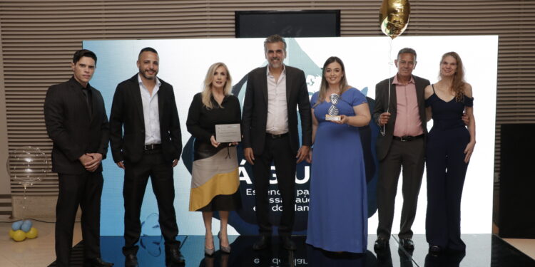 Prefeito Gustavo Reis, secretária Rita Bergamasco, além de técnicos e outros gestores foram receber o prêmio Foto: Samuel Oliveira/Divulgação