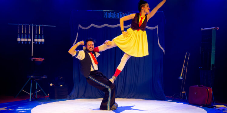 MalabaRindo do grupo MB Circo se apresenta no projeto Ler para Imaginar