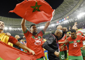 Jogadores celebram, com orgulho, a histórica e heroica classificação marroquina Foto: Divulgação/Fifa