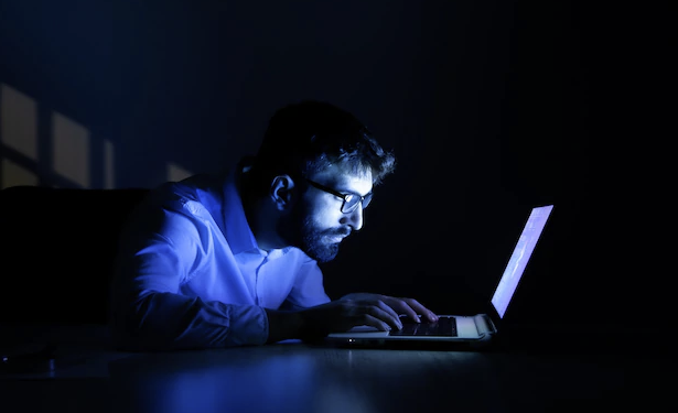 Uso excessivo de telas, mesmo para estudar, tem relação com casos de miopia