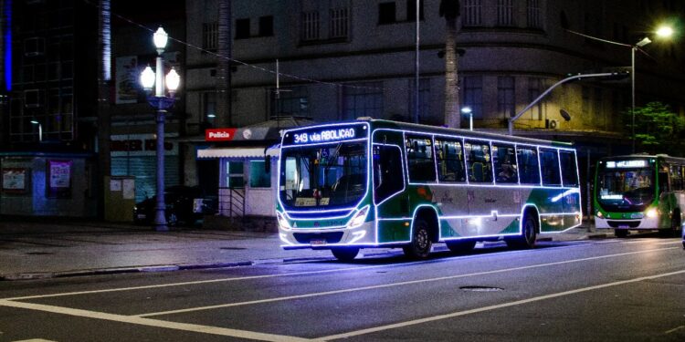 Ônibus decorados trazem mais alegria às ruas das cidades e estradas da região - Foto: Divulgação