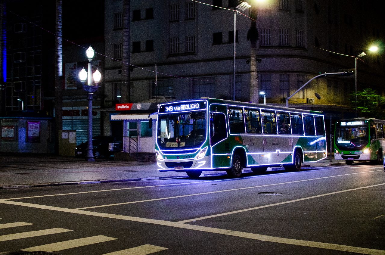 Ônibus iluminados reforçam clima de Natal em cidades da RMC - Hora Campinas