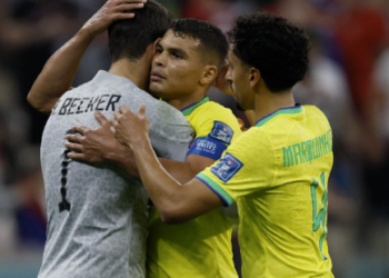 Thiago Silva e Marquinhos abraçam o goleiro Alison quando ele foi substituído por Weverton no jogo contra a Coreia do Sul Foto: Divulgação/Fifa