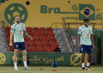 Treino da Seleção Brasileira no CT em Doha com os jogadores Alex Telles e Fred - Foto: Lucas Figueiredo/CBF