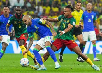 Daniel Alves é pressionado por adversários de Camarões: falhas de finalização. Fotos: Rodrigo Vilalba/Especial Hora Campinas