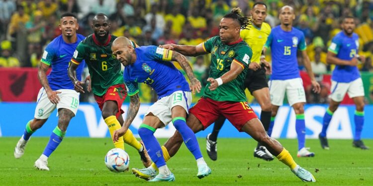 Daniel Alves é pressionado por adversários de Camarões: falhas de finalização. Fotos: Rodrigo Vilalba/Especial Hora Campinas
