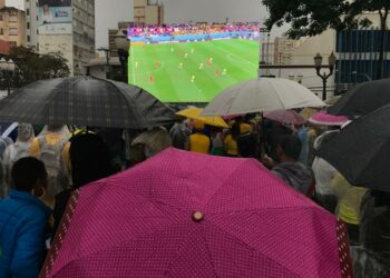 Guarda-chuva e sombrinha entraram no cenário e no clima da Copa no Largo do Rosário Foto: Carlos Bassan/Divulgação/PMC
