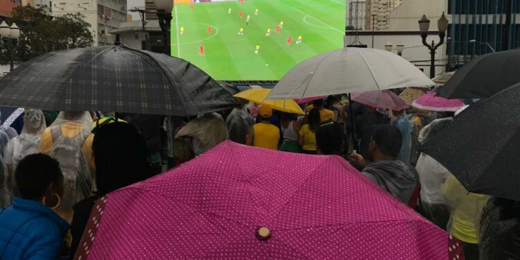 Apesar da chuva, mais de 1.500 pessoas vão ao Rosário torcer pelo Brasil