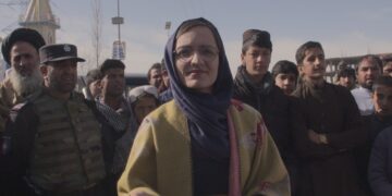 A ativista Zafira Ghafari se elege prefeita de uma cidade afegã e sofre ameaças no documentário “Em suas Mãos”