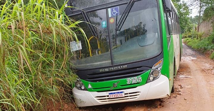 Ônibus da linha 322 (verde) que ficou atolado na última terça-feira no bairro Village Campinas, região de Barão Geraldo: itinerário teve de ser desviado depois Fotos: Divulgação