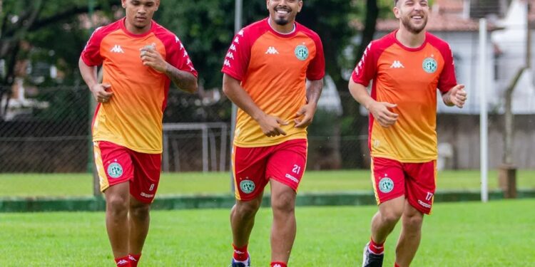Lateral-esquerdo Bidu (centro), ao lado do jovem atacante Renanzinho (esq.) e do também atacante Bruno José (dir.) na reapresentação do Guarani. Foto: Thomaz Marostegan/Guarani FC