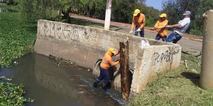 Prefeitura de Hortolândia realiza limpeza na lagoa do Jardim Amanda