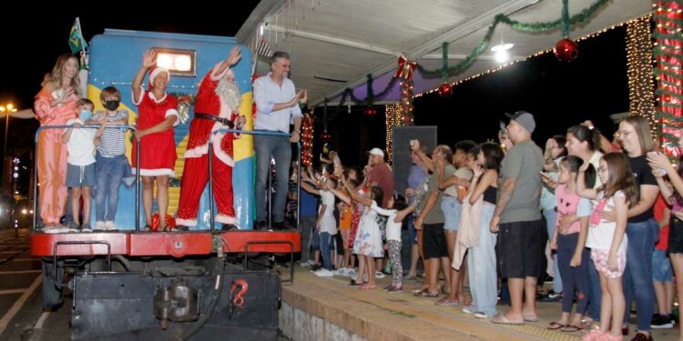 Papai e Mamãe Noéis e o prefeito de Jaguariúna, Gustavo Reis, na frente da composição: alegria e clima natalino na cidade Foto: Divulgação