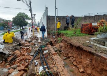 Equipes da Defesa Civil vistoriam o muro que desabou por conta do vento e da chuva desta manhã em Campinas: ele será reerguido Foto: Leandro Ferreira/Hora Campinas